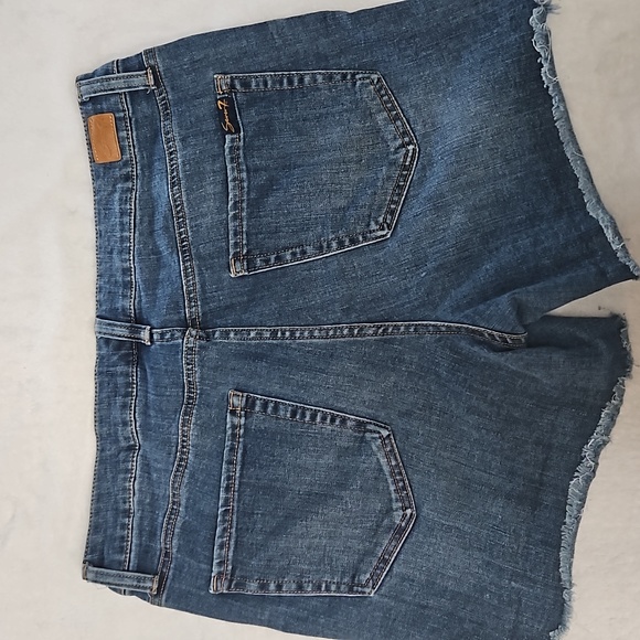 "Seven" shorts - Picture 3 of 4